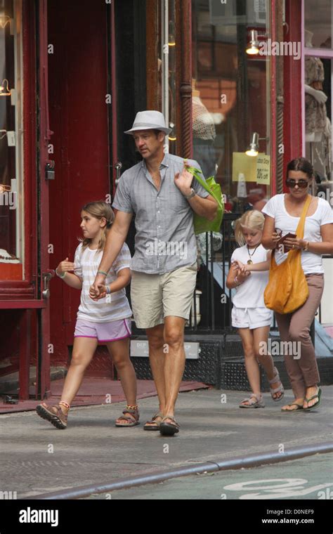 Acteur Anthony Edwards Et Sa Femme Jeanine Lobell Avec Deux De Leurs