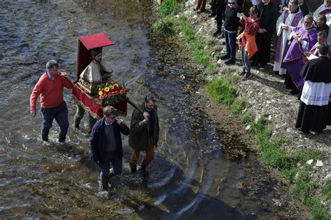 Pyr N Es Orientales Face La S Cheresse Une Procession Pour Appeler