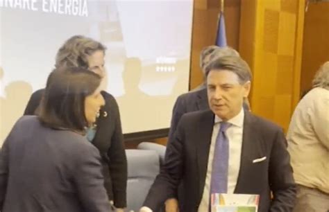 Stretta Di Mano Gelida Tra Elly Schlein E Giuseppe Conte Campo Largo