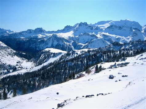 Your Ultimate Guide to Skiing in Selva Val Gardena, Dolomites