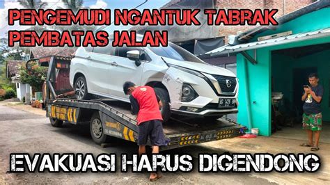 Pengemudi Ngantuk Akhirnya Menabrak Pembatas Jalan Evakuasi Harus