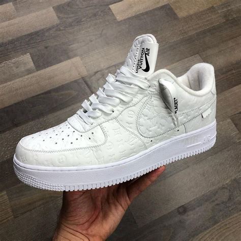 史上最強白 Force 登場LV x Nike Air Force 1 LowTriple White實鞋販售日程曝光街頭經典躍升