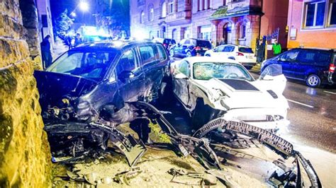 Unfall in Stuttgart Süd Betrunkener Mustang Fahrer kracht in Hauswand