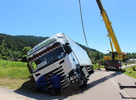 Le Syndicat Accident Un Camion Verse Dans Le Foss