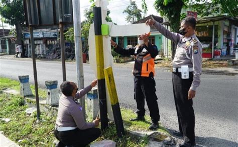 Awas Hati Hati Rambu Peringatan Perlintasan Kereta Api Di Blitar