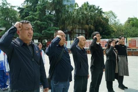 青山埋忠骨 浩气励后人——记第三党支部党员同志带领学生瞻仰十二桥烈士陵园活动 成都七中八一学校