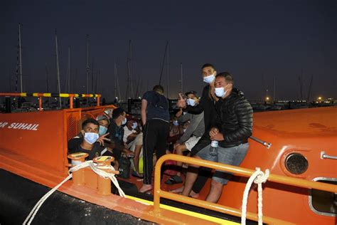 Fotos Salvamento Marítimo Traslada A Unos 90 Migrantes A Puerto América