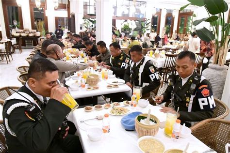 Foto Saat Jokowi Dan Iriana Ajak Pengawal Makan Malam Bersama