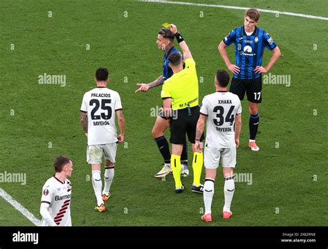 Atalantas Gianluca Scamacca Is Shown A Yellow Card By Referee Istvan Kovacs During The Uefa