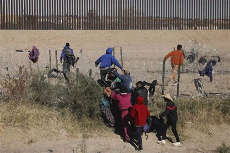 La llegada récord de migrantes a la frontera sur de EEUU pone a Biden ...