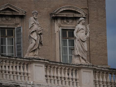 Basílica de san pedro roma detalle de la estatua en el techo de las