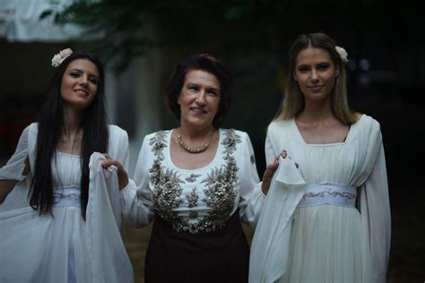 Ива и Велислава Костадинови - красивото лице на българския фолклор ...