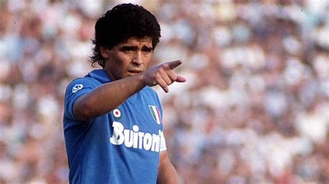 Por esto Maradona es Dios en Nápoles sus hipnotizantes mejores jugadas