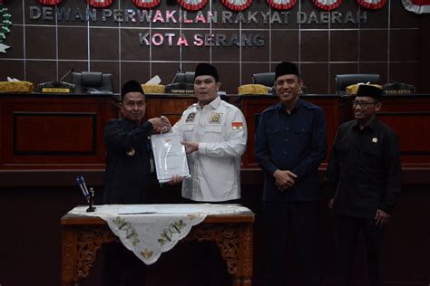 Anggota Dprd Kota Serang Bersama Walikota Serang Melakukan Penyerahan