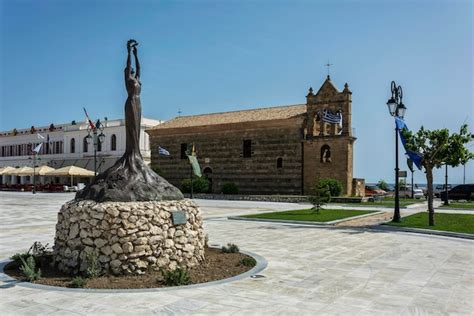 Estatua De Gloria Contra La Iglesia De San Nicol S Mola Zakynthos Isla