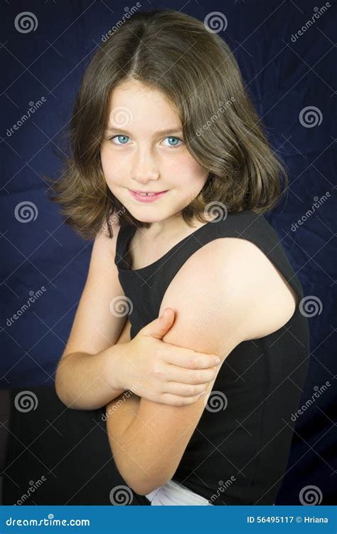 Portrait De Belle Jeune Fille Avec Des Yeux Bleus Image Stock Image