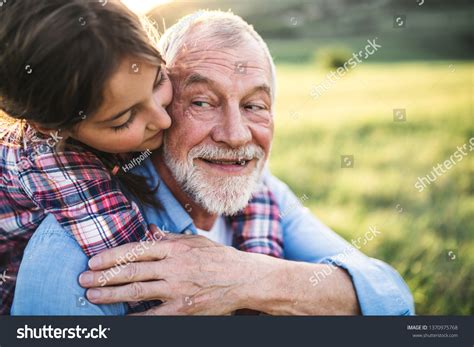 Grandfather Granddaughter Outdoors 10 115 Billeder Stock Fotos Og