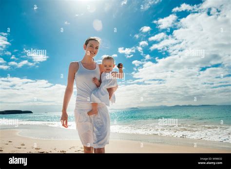 Mere De Famille Qui Se Promene Banque De Photographies Et Dimages