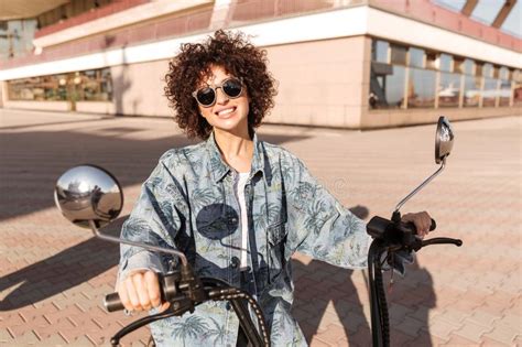 Imagen De La Mujer Rizada Alegre En Las Gafas De Sol Que Se Sientan En