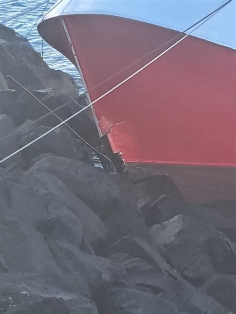 Fotos Un Pesquero Encalla En El Muelle De La Ti Osa En Lanzarote