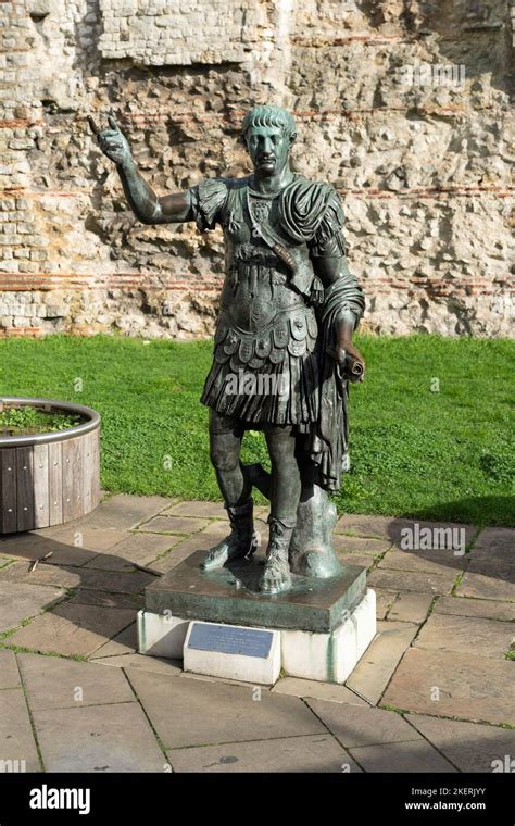 Statue En Bronze De L Empereur Trajan Ad Imperator Caesar