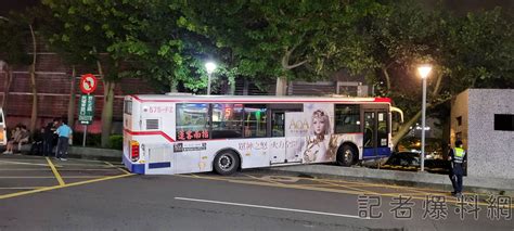 快訊／北市公車疑車速快轉彎失控衝上路邊花圃 4乘客受傷送醫