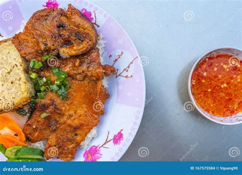 Foto De Cerca Del Arroz Con Chuleta De Cerdo Com Tam Vietnamita Foto