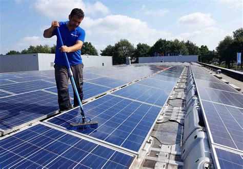 Schoonmaakspecialist Voor Het Reinigen Van Zonnepanelen