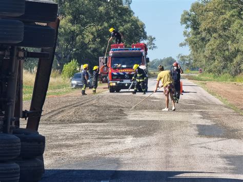 Volc Acoplado De Cami N Cargado Con Girasol A Km De General Pico