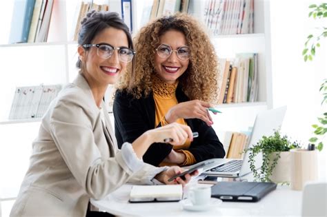 Deux Femmes D Affaires Travaillant Avec Un Ordinateur Portable Dans Son