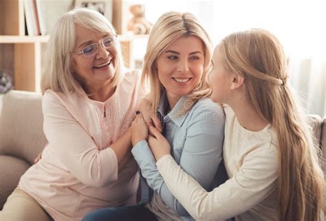 Familia Nieta Y Abuela De La Hija Imagen De Archivo Imagen De Madre