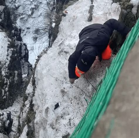 游客手机掉悬崖边，环卫工无安全措施帮捡，景区回应峨眉山网友情况