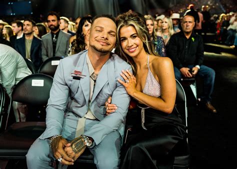 Kane Brown Announces Wife Katelyns 3rd Pregnancy With Festive Photo