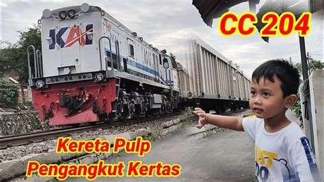 Railroad Crossing Indonesia Lihat Lokomotif CC 204 Lewat Depan Rumah