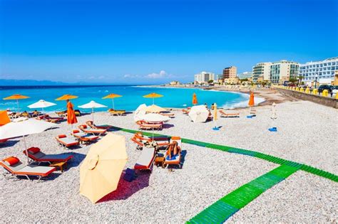 Tumbonas En La Playa De Rodas Grecia Foto Premium