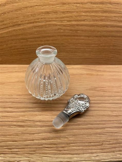 Parfüme Flasche Glas mit Silber verschluss Kaufen auf Ricardo