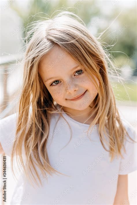 Little Cute Girl With Freckles Smiling Looking To Camera Outdoors Stock Foto Adobe Stock