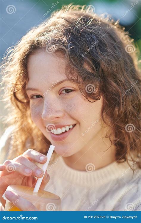 Une Fille Gingembre Fermant Les Yeux Du Soleil Photo Stock Image Du