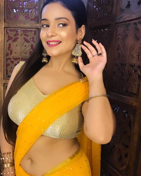 Prerna Gautam Chubby Navel And Belly Button Exposed In Saree