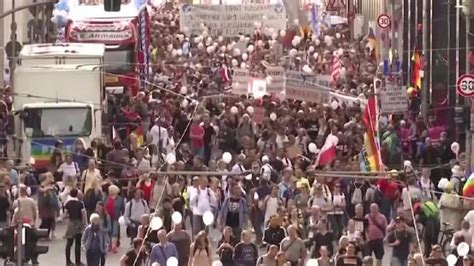 Manifestantes Antim Scaras S O Dispersados Pela Pol Cia Em Berlim