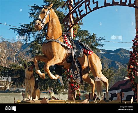 2012 Rose Parade static float display featuring Singing Cowboy Roy ...