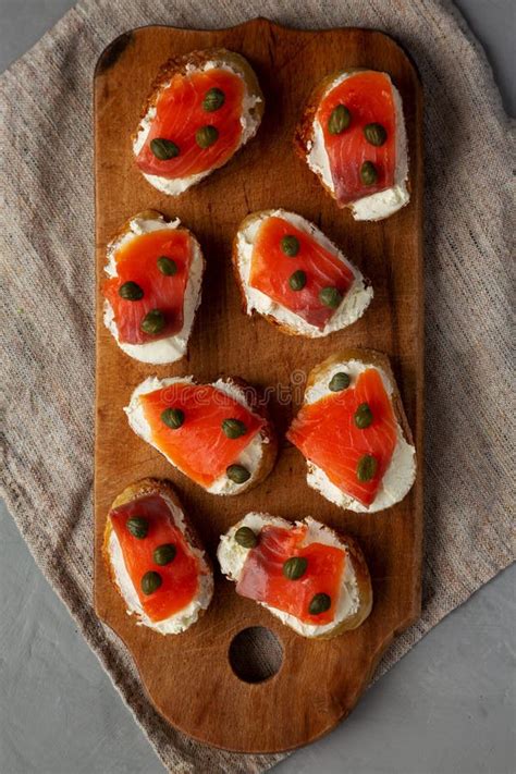 Crostini De Queso Crema Y Lox Caseros En La Parte Superior De Una Tabla