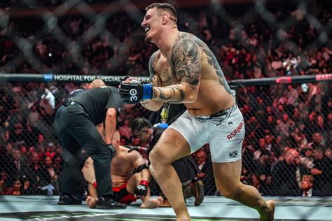 Aspinall nocauteia e conquista cinturão interino dos pesados do UFC