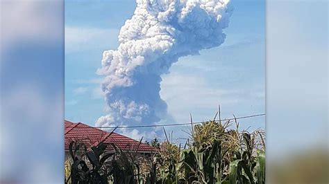 Indonesia Volcano Erupts on Same Island Struck by Devastating Tsunami ...