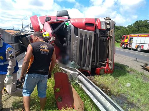 Pai e filho morrem após caminhão carregado bobinas de papel tombar