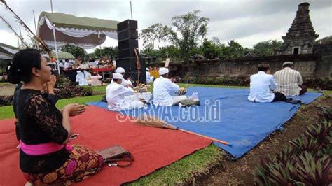 Ribuan Umat Hindu Jawa Bali Gelar Doa Bersama Di Candi Penataran