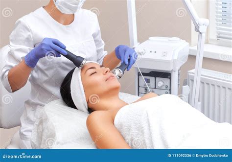 The Doctor Cosmetologist Makes The Procedure An Ultrasonic Cleaning Of