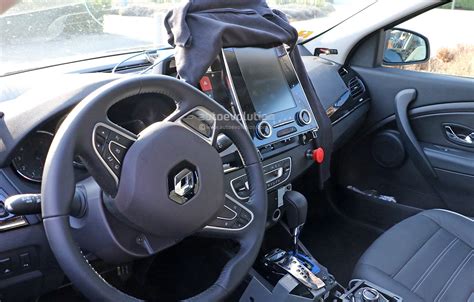 Spyshots: All-New Renault Laguna Interior Spied for the First Time - autoevolution