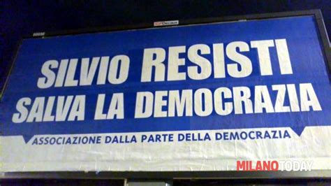 E In Centro A Milano Spuntano Cartelloni Pro Berlusconi