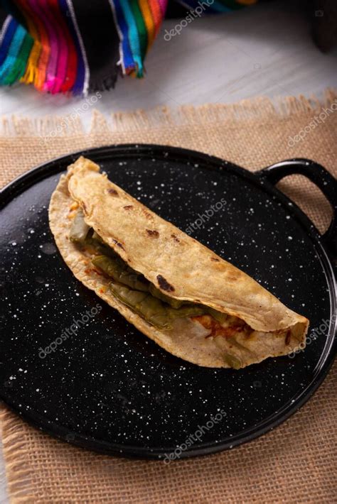 Quesadilla de Comal con queso y Nopales Quesadilla mexicana típica